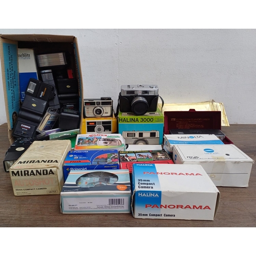 623 - A collection of photography items; boxed cameras to include Minolta Riva AF35EX, ITT MagicFlash, cas... 