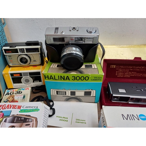 623 - A collection of photography items; boxed cameras to include Minolta Riva AF35EX, ITT MagicFlash, cas... 