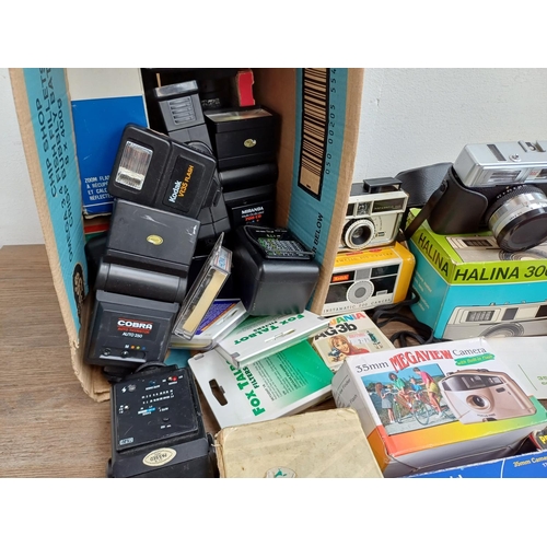 623 - A collection of photography items; boxed cameras to include Minolta Riva AF35EX, ITT MagicFlash, cas... 