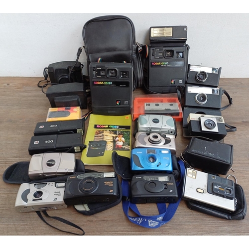 625 - A collection of Kodak cameras to include cased EK160 instant with instruction manual, Instamatic 133... 