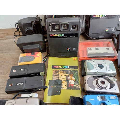 625 - A collection of Kodak cameras to include cased EK160 instant with instruction manual, Instamatic 133... 