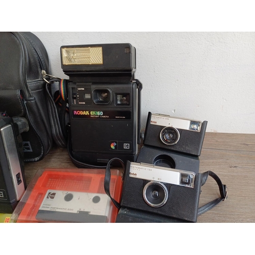 625 - A collection of Kodak cameras to include cased EK160 instant with instruction manual, Instamatic 133... 