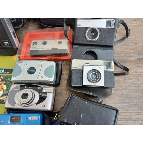 625 - A collection of Kodak cameras to include cased EK160 instant with instruction manual, Instamatic 133... 