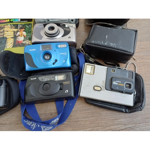 625 - A collection of Kodak cameras to include cased EK160 instant with instruction manual, Instamatic 133... 