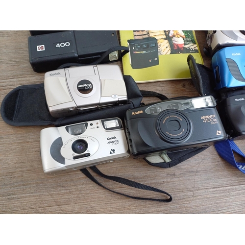 625 - A collection of Kodak cameras to include cased EK160 instant with instruction manual, Instamatic 133... 