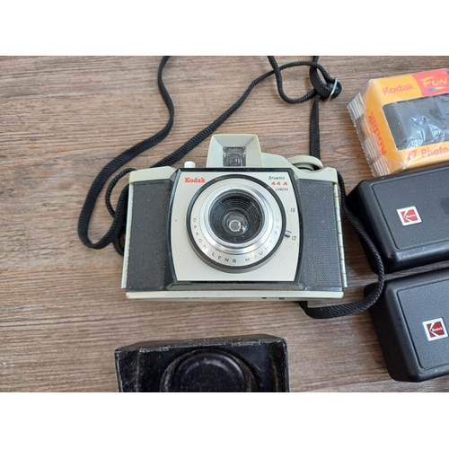 625 - A collection of Kodak cameras to include cased EK160 instant with instruction manual, Instamatic 133... 