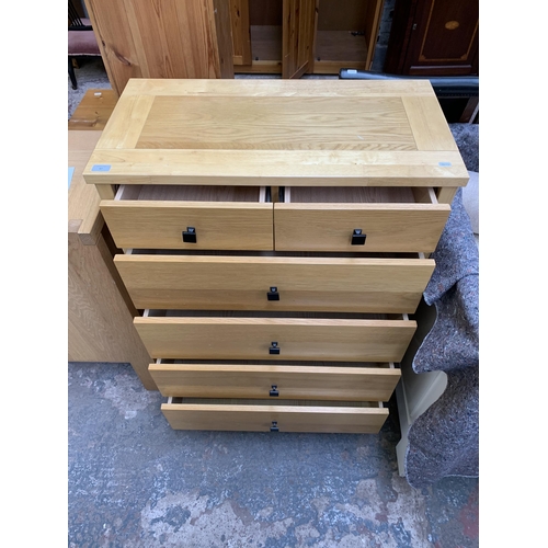 67 - A modern oak chest of drawers - approx. 106cm high x 80cm wide x 41cm deep