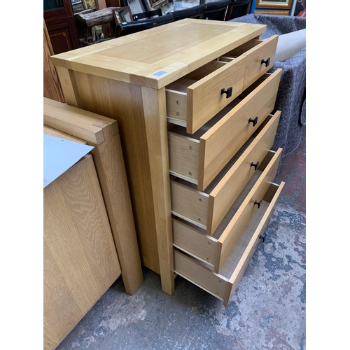 67 - A modern oak chest of drawers - approx. 106cm high x 80cm wide x 41cm deep