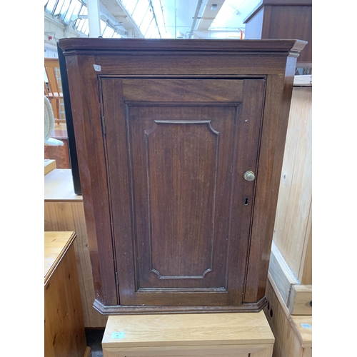 65 - A George III mahogany wall mountable flat front corner cabinet - approx. 86cm high