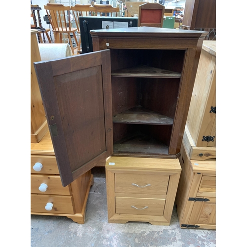 65 - A George III mahogany wall mountable flat front corner cabinet - approx. 86cm high