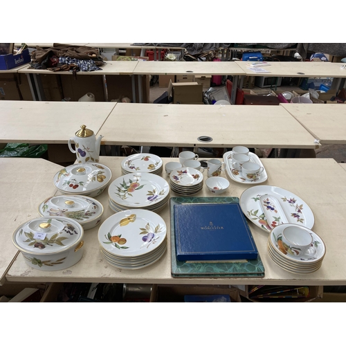 360 - A collection of Royal Worcester Evesham dinnerware