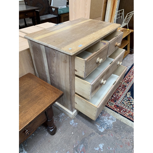 121 - A Victorian pine chest of drawers - approx. 85cm high x 96cm wide x 58cm deep