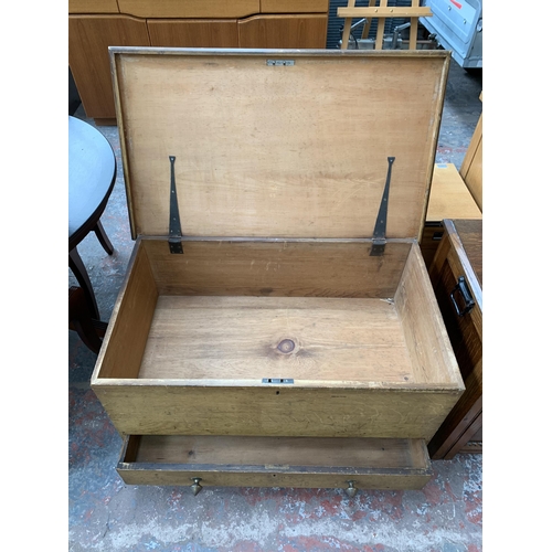 216 - A Victorian scumble pine blanket box with lower drawer - approx. 56cm high x 94cm wide x 56cm deep