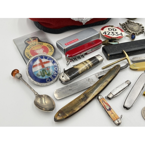 2062 - A collection of items to include George Butler & Co horn handled cut throat razor, Richards Sheffiel... 