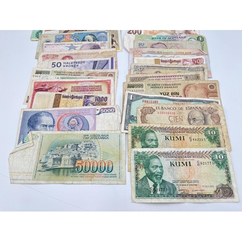 2068 - A collection of world banknotes to include Central Bank of Kenya, United Arab Emirates Central Bank,... 