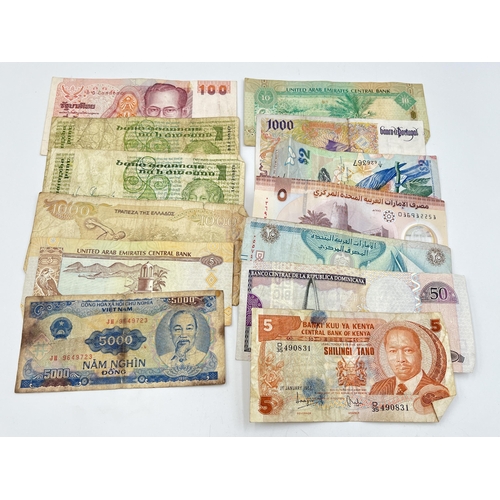 2068 - A collection of world banknotes to include Central Bank of Kenya, United Arab Emirates Central Bank,... 