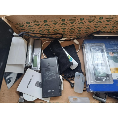 707 - A collection of voice recorders to include boxed Olympus VN-7800PC digital, Sony M-607V microcassett... 