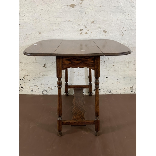 101 - An early/mid 20th century oak drop leaf occasional table - approx. 70cm high x 60cm wide x 74cm long