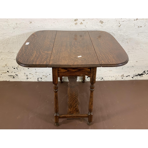 101 - An early/mid 20th century oak drop leaf occasional table - approx. 70cm high x 60cm wide x 74cm long