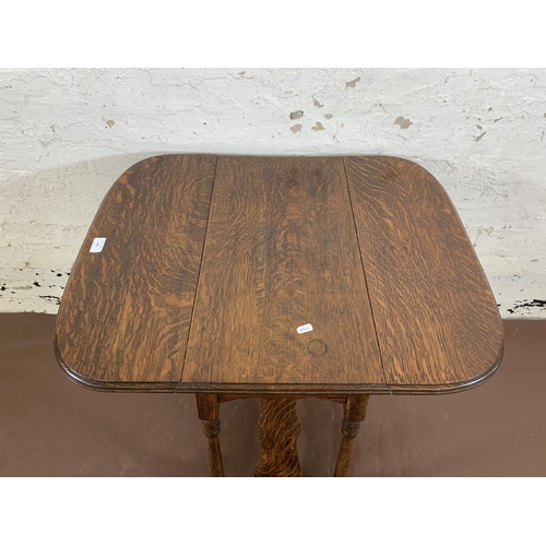 101 - An early/mid 20th century oak drop leaf occasional table - approx. 70cm high x 60cm wide x 74cm long