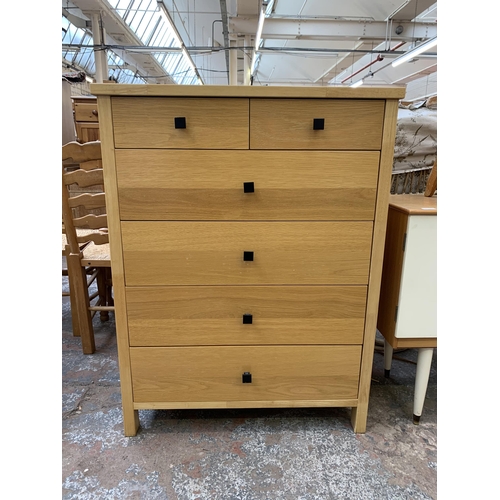 117 - A modern oak chest of drawers - approx. 105cm high x 80cm wide x 41cm deep