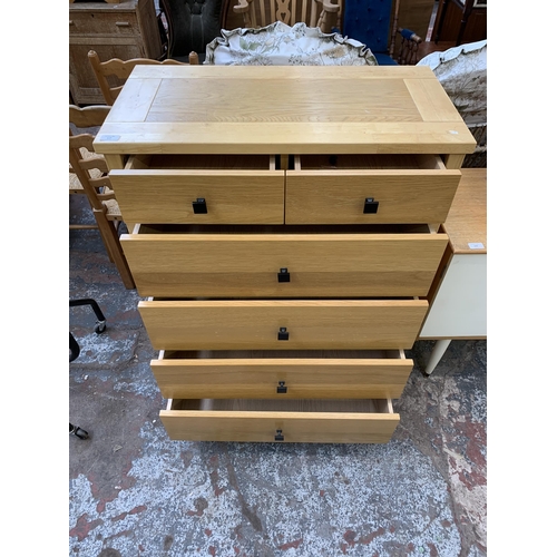 117 - A modern oak chest of drawers - approx. 105cm high x 80cm wide x 41cm deep