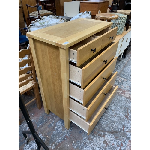 117 - A modern oak chest of drawers - approx. 105cm high x 80cm wide x 41cm deep