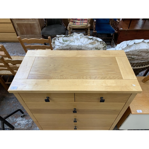 117 - A modern oak chest of drawers - approx. 105cm high x 80cm wide x 41cm deep