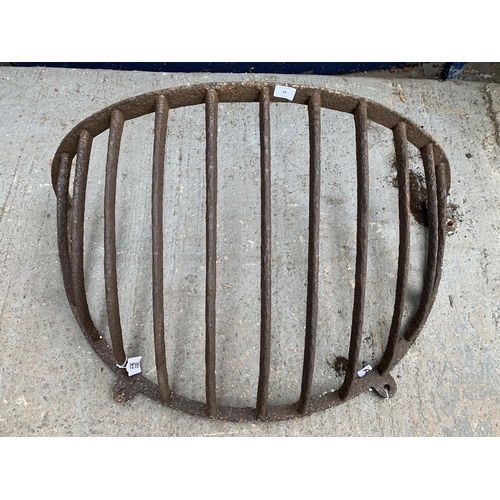 59 - A 19th century cast iron hay rack - approx. 56cm high x 101cm wide