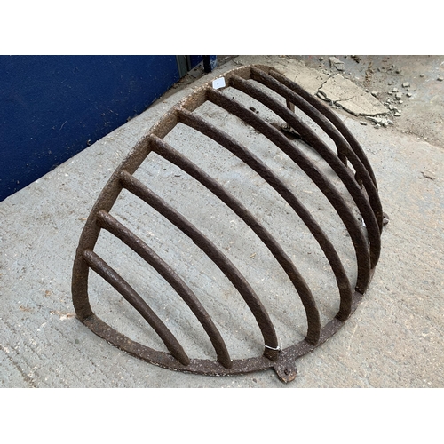 59 - A 19th century cast iron hay rack - approx. 56cm high x 101cm wide