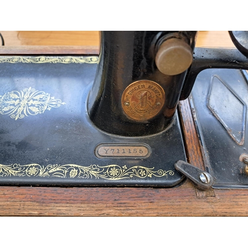 817 - A cased 1922 Singer 99K hand crank sewing machine