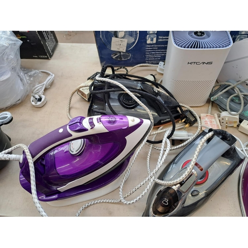 830 - A collection of electrical items to include two boxed 25cm desk fans, Russell Hobbs and Breville str... 