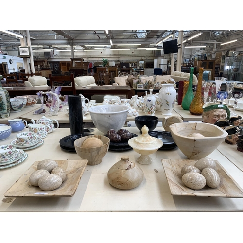 386 - A collection of natural stone tableware to include onyx, marble etc.