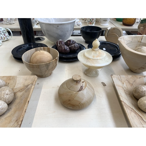 386 - A collection of natural stone tableware to include onyx, marble etc.