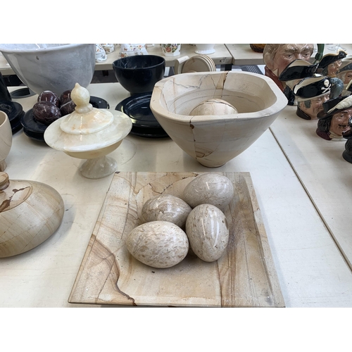 386 - A collection of natural stone tableware to include onyx, marble etc.