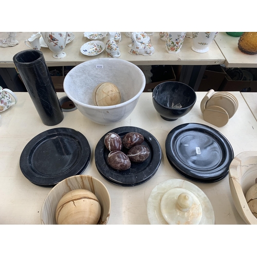 386 - A collection of natural stone tableware to include onyx, marble etc.