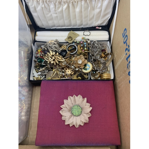 469 - A collection of vintage costume jewellery to include emulated pearl necklaces, brooches, bangles etc... 