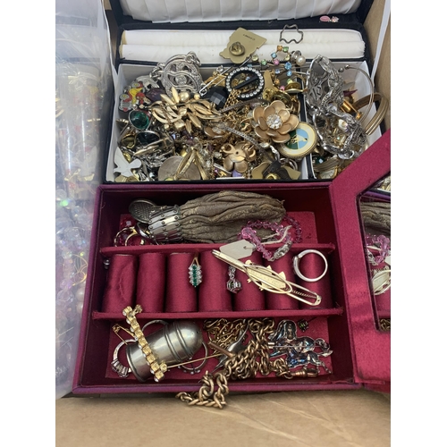 469 - A collection of vintage costume jewellery to include emulated pearl necklaces, brooches, bangles etc... 