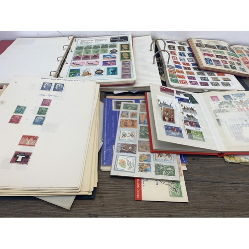 507 - Four albums and two stock books containing a collection of worldwide stamps