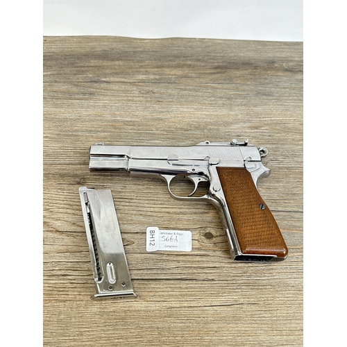 566A - A chrome finish airsoft pistol