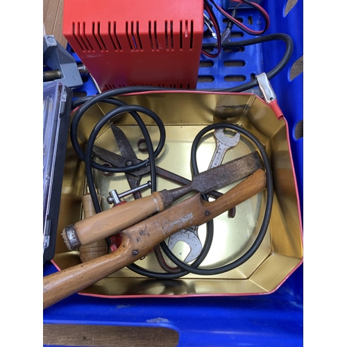 900 - A collection of tools to include Parkside PLP100A1 soldering gun, Kyoritsu 1100 multi-meter, wood pl... 