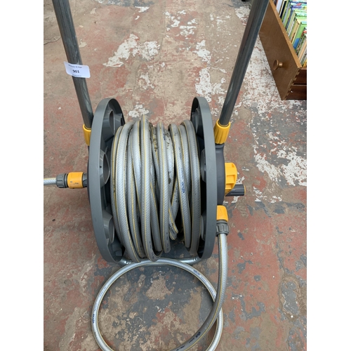 901 - A Hozelock garden hose reel