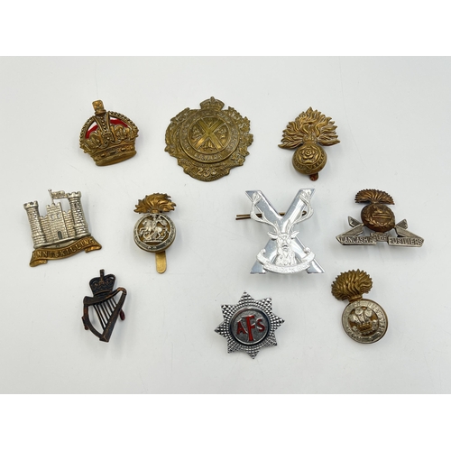 2206 - Ten military cap badges