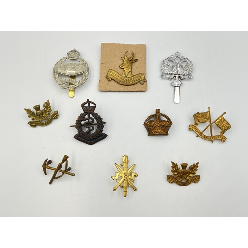 2235 - Ten military cap badges