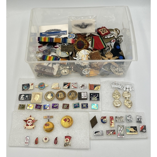 2261 - A collection of military items to include F. W. C. & S. Ltd RAF sweetheart brooch, cap badges etc.