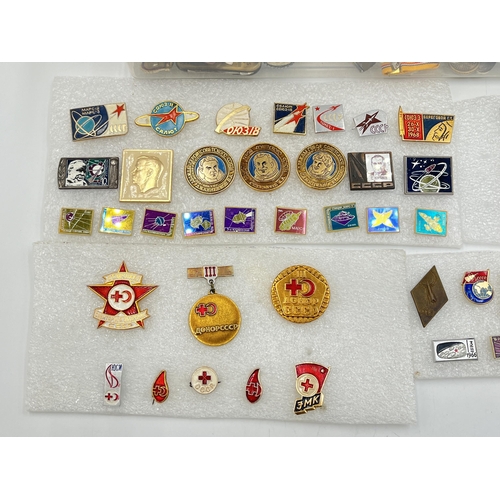 2261 - A collection of military items to include F. W. C. & S. Ltd RAF sweetheart brooch, cap badges etc.