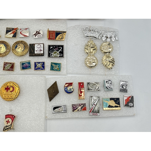 2261 - A collection of military items to include F. W. C. & S. Ltd RAF sweetheart brooch, cap badges etc.