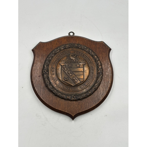 2134 - A WWI Wilmslow District In Grateful Memory copper plaque on oak shield back presented to Pte. Charle... 