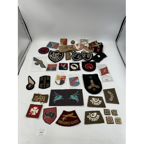 2147 - A collection of military cloth patches and formation signs