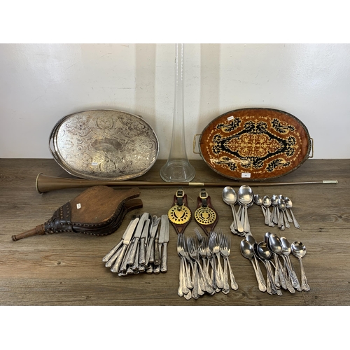 401 - A collection of metalware to include early 20th century copper hunting horn, Kings pattern cutlery, ... 